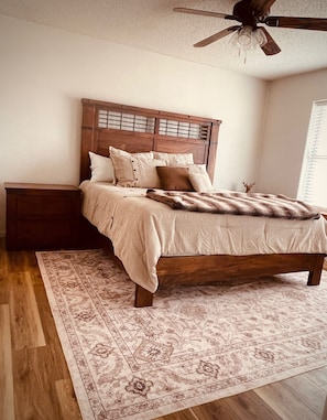 4 bedrooms, WiFi, bed sheets - Charming 4 bedroom, 3 bath Country Home. Just minutes from Town (Hoxie)