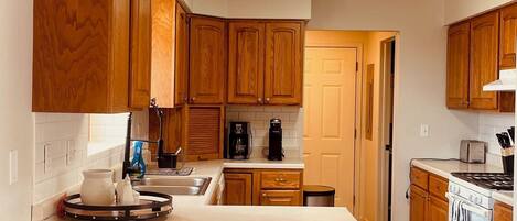 冷蔵庫、電子レンジ、オーブン、コンロ