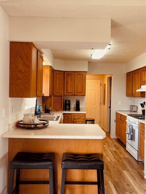 Fridge, microwave, oven, stovetop - Charming 4 bedroom, 3 bath Country Home. Just minutes from Town (Hoxie)