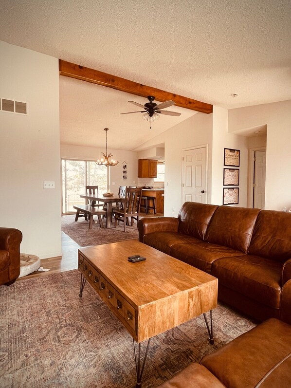 Smart TV, fireplace, DVD player, video library - Charming 4 bedroom, 3 bath Country Home. Just minutes from Town (Hoxie)