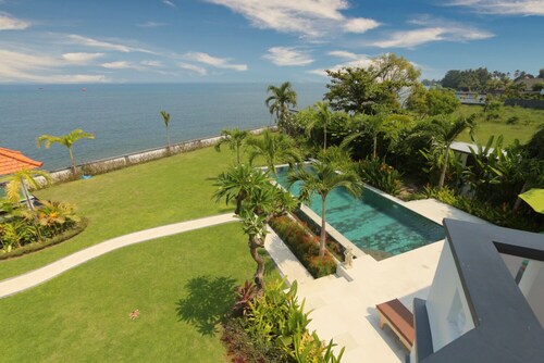 Private 3 bedroom villa direct on the beach in North Bali, Lovina area