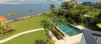 Private 3 bedroom villa direct on the beach in North Bali, Lovina area