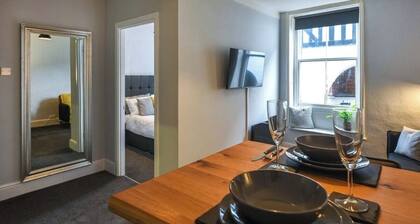 Town Centre Apartment | Sleeps 2-4 | Trendy | Modern | Ideal Getaway
