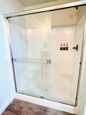 Douche, sèche-cheveux, bidet, serviettes fournies