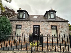 Exterior - 3 Bed Cottage Sleeps 2 with Parking, Garden & Wifi (Aberdeen)