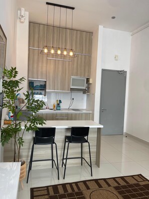 Fridge, stovetop, electric kettle, cookware/dishes/utensils