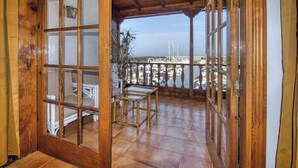 A wooden balcony with a view of a marina. - Ocean View-2 Bed-Sleeps 4-Pueblo Marinero (Acantilados de Los Gigantes)