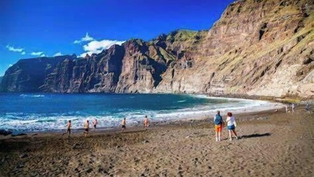 A beach with rocky cliffs and a clear blue sky. - Ocean View-2 Bed-Sleeps 4-Pueblo Marinero (Acantilados de Los Gigantes)