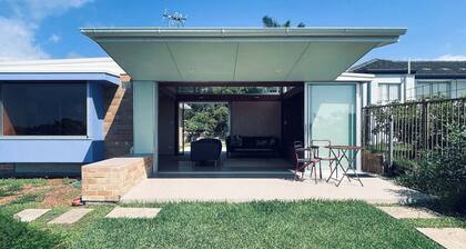 Bundeena Bush + Bird House. Full frontage to the Royal National Park.