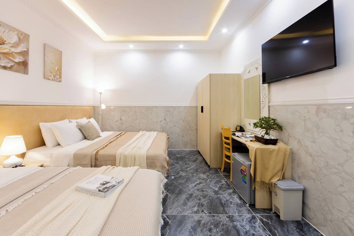 Phòng 2 giường đơn dành cho gia đình, 2 giường cỡ queen, không hút thuốc, phòng tắm riêng | Bàn, khu vực làm việc phù hợp cho laptop, phòng cách âm 