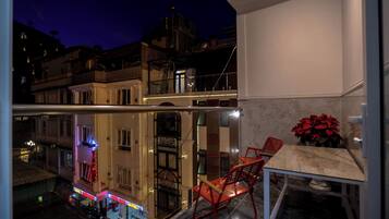 Premier Twin Room, 2 Queen Beds, Private Bathroom, City View | Balcony view