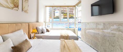 Camera Premier con 2 letti singoli, 2 letti queen, bagno privato, vista città | Una scrivania, postazione laptop, insonorizzazione, Wi-Fi gratuito