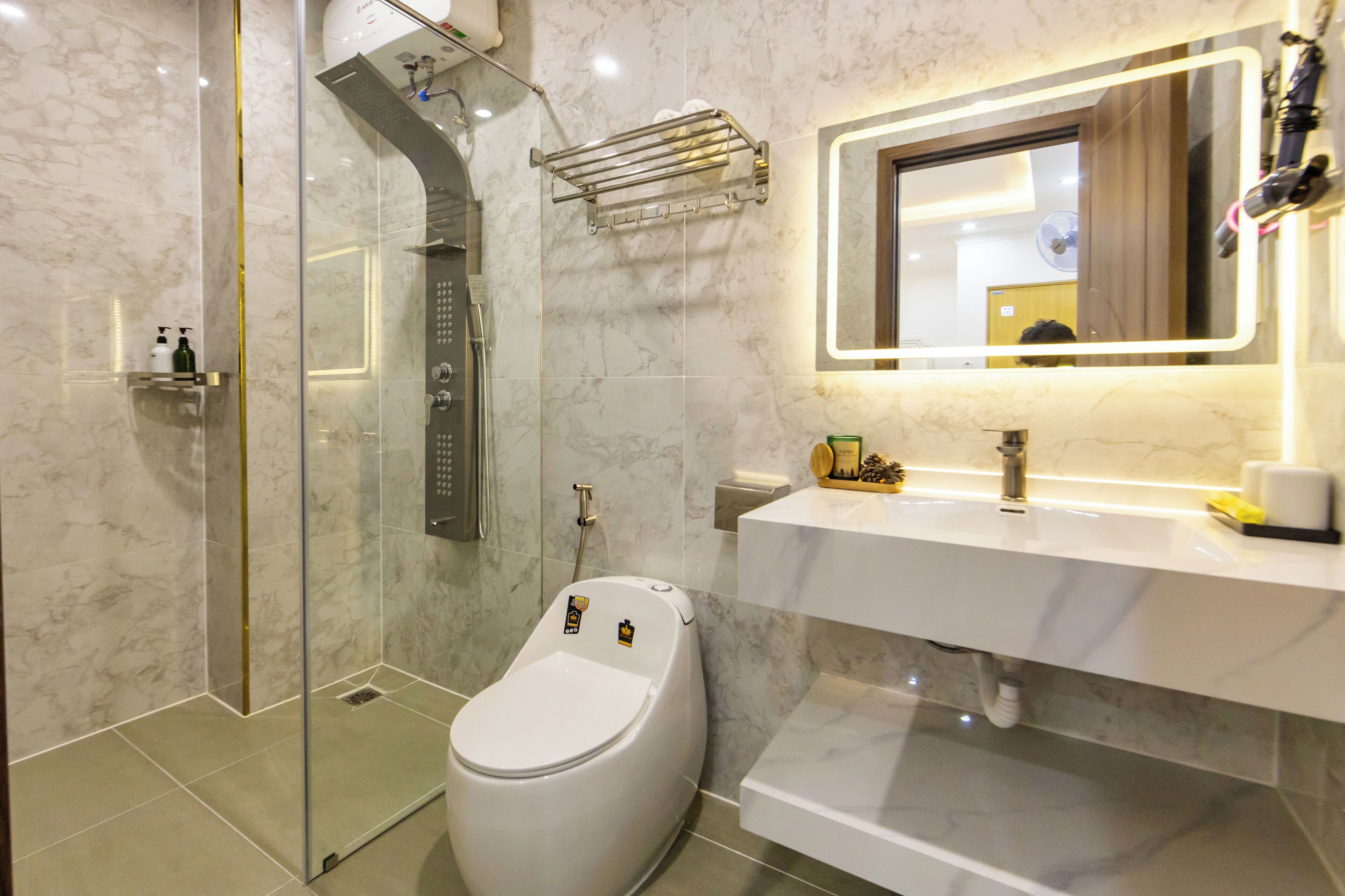 Quarto casal standard, 1 cama Queen, banheiro privativo | Banheiro | Chuveiro/banheira combinados, produtos de toalete grátis