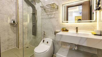 Quarto casal standard, 1 cama Queen, banheiro privativo | Banheiro | Chuveiro/banheira combinados, produtos de toalete grátis