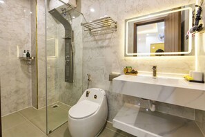 Standard-Doppelzimmer, 1 Queen-Bett, eigenes Bad | Badezimmer | Duschwanne, kostenlose Toilettenartikel, Haartrockner, Hausschuhe
