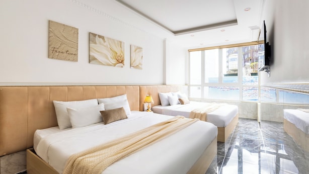 Phòng 2 giường đơn Premier, 2 giường cỡ queen, phòng tắm riêng, quang cảnh thành phố | Bàn, khu vực làm việc phù hợp cho laptop, phòng cách âm