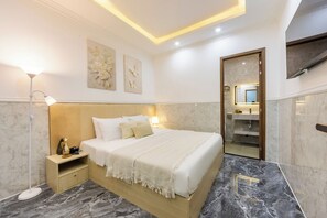 スタンダード ダブルルーム クイーンベッド 1 台 専用バスルーム | デスク、ノートパソコン用作業スペース、防音設備、WiFi (無料)