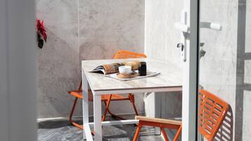 Premier Twin Room, 2 Queen Beds, Private Bathroom, City View | Terrace/patio