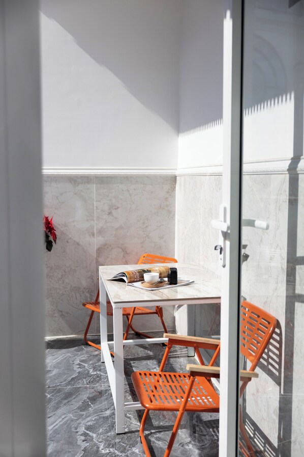 プレミア ツ��インルーム クイーンベッド 2 台 専用バスルーム シティビュー | テラス / パティオ