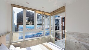 Phòng 2 giường đơn Premier, 2 giường cỡ queen, phòng tắm riêng, quang cảnh thành phố | Bàn, khu vực làm việc phù hợp cho laptop, phòng cách âm