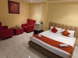 Suite Deluxe, balcón, vistas a la ciudad | Escritorio, espacio para trabajar con un portátil, cortinas opacas