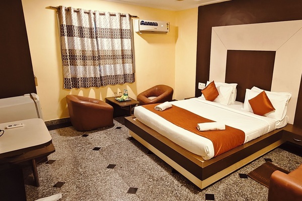 Deluxe kamer, uitzicht op de stad | Een bureau, een laptopwerkplek, verduisterende gordijnen, gratis wifi