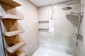 Dusche, Haartrockner, HandtĂŒcher, Shampoo
