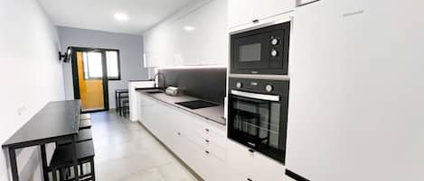 Frigorifero, microonde, forno, piano cottura