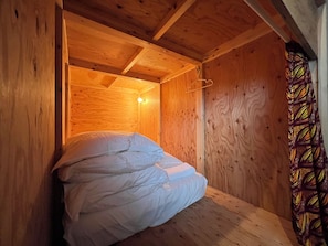 Cortinas opacas, wifi gratis, ropa de cama