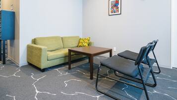 Blackout drapes, free WiFi, bed sheets