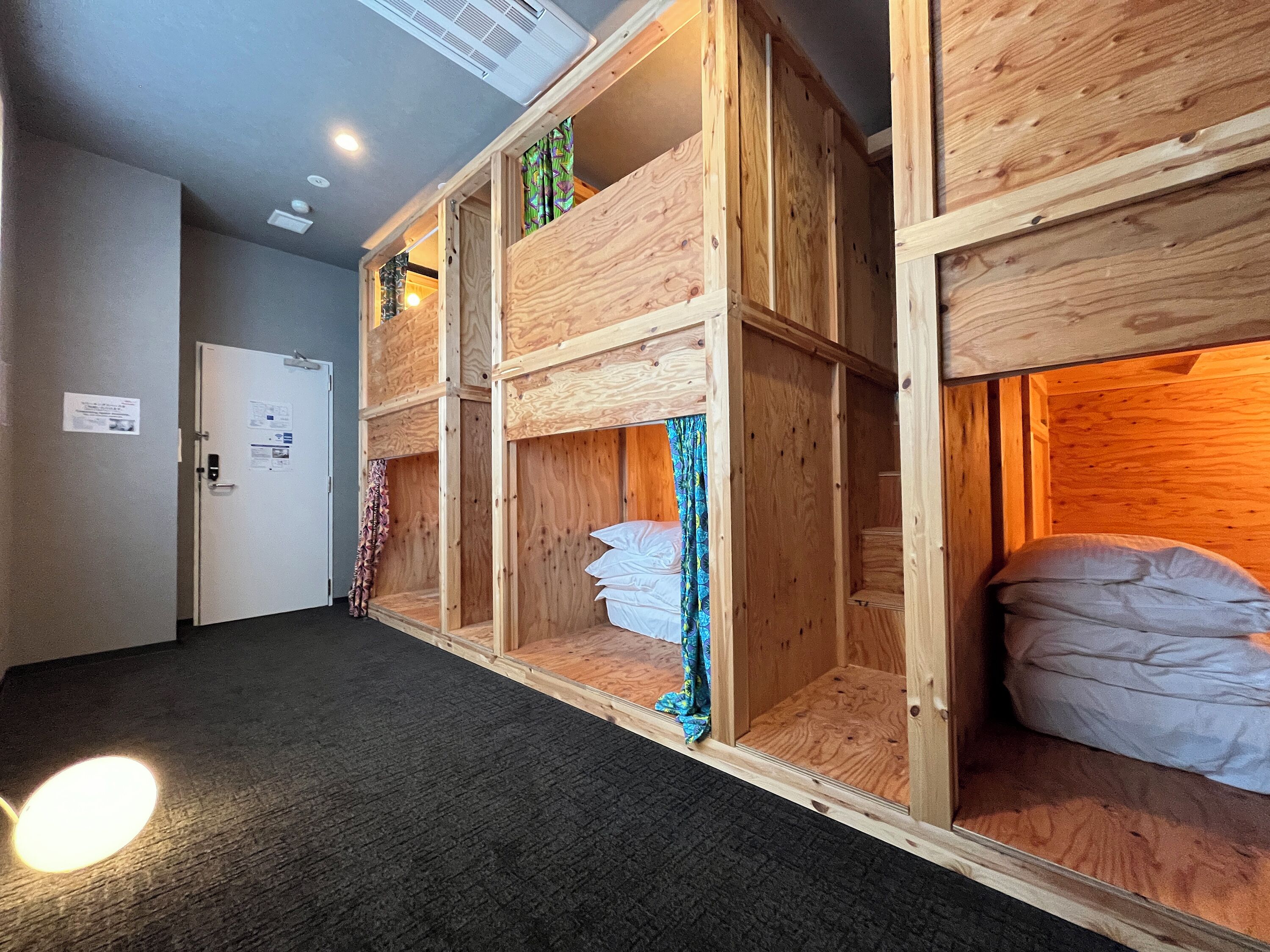 Rideaux d’obscurcissement, accès au Wi-Fi (inclus), literie fournie