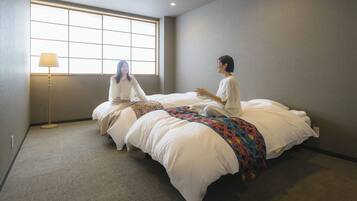 Cortinas blackout, wifi gratis y ropa de cama