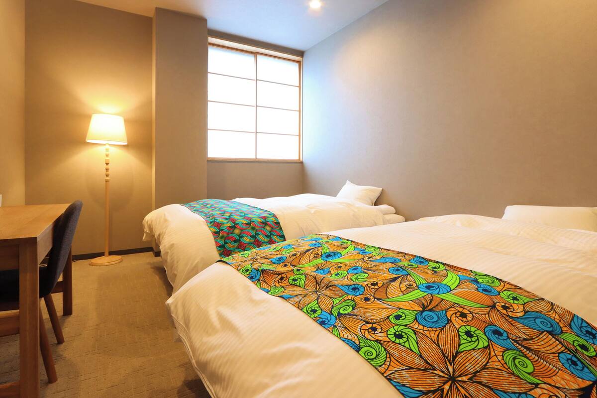 Tomannsrom – basic | Blendingsgardiner, wi-fi (inkludert) og sengetøy