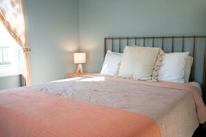 3 bedrooms, desk, iron/ironing board, free WiFi