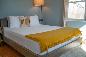 3 bedrooms, desk, iron/ironing board, free WiFi