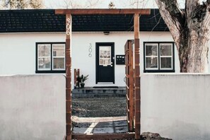 Exterior - Desert Shores: 103 (Dog Friendly) Minutes from Okanagan Lake (Penticton)