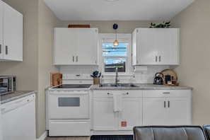 Coffee/tea maker, fridge, microwave, oven - Desert Shores: 103 (Dog Friendly) Minutes from Okanagan Lake (Penticton)