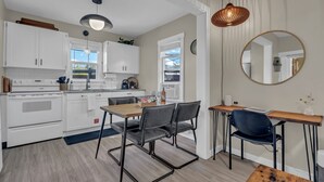 Wasserkocher mit Kaffee-/Teezubehör, Kühlschrank, Mikrowelle, Ofen
