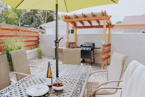 Outdoor dining - Desert Shores: 103 (Dog Friendly) Minutes from Okanagan Lake (Penticton)