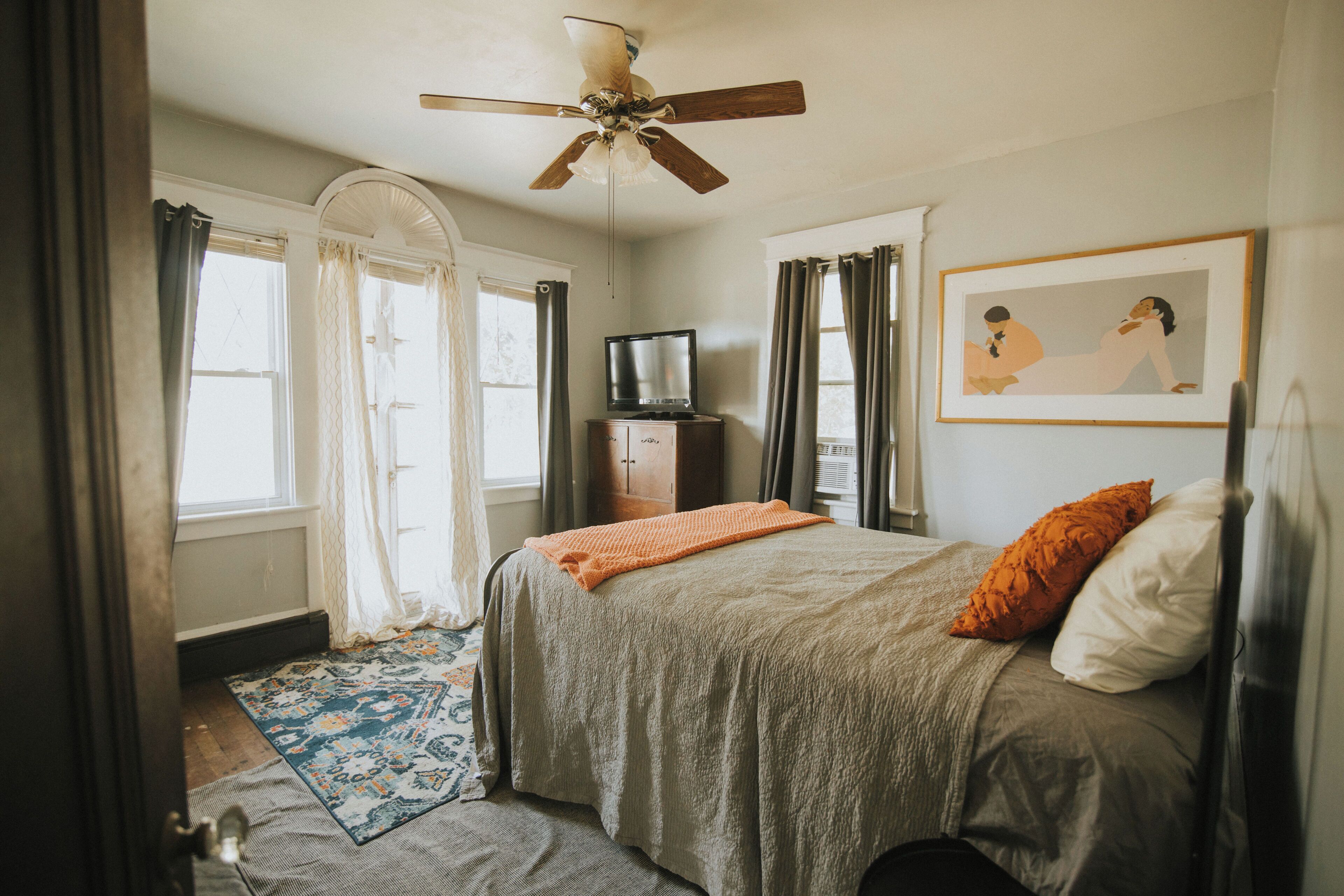 5 soverom, skrivebord, strykejern/-brett og reiseseng for barn