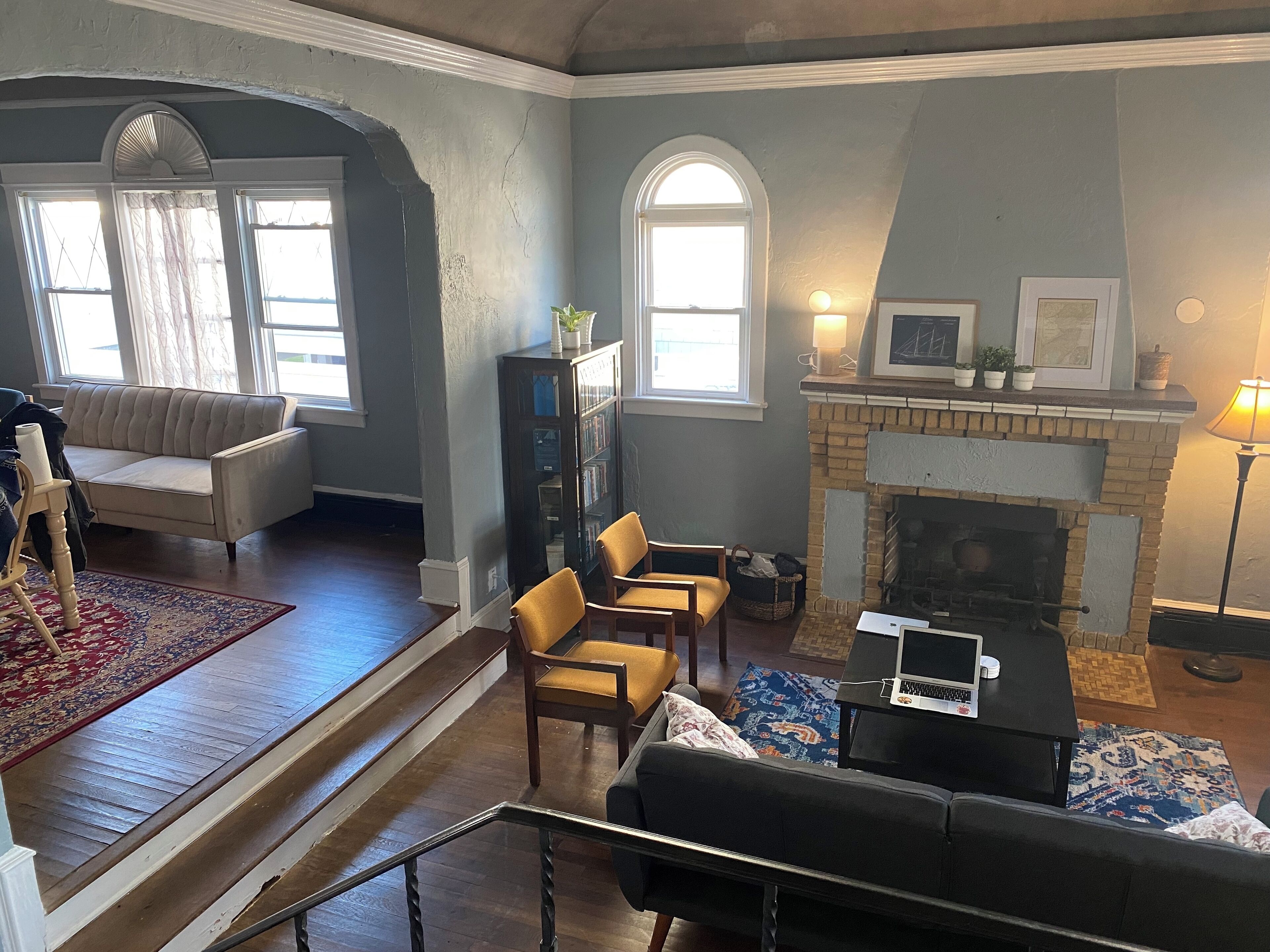 Televisión, chimenea, reproductor de DVD y libros 