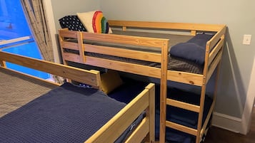 5 slaapkamers, een bureau, een strijkplank/strijkijzer, reisbedje