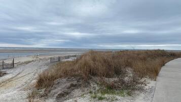 Beach nearby, sun loungers, beach towels