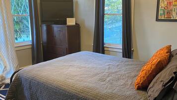 5 bedrooms, desk, iron/ironing board, travel crib