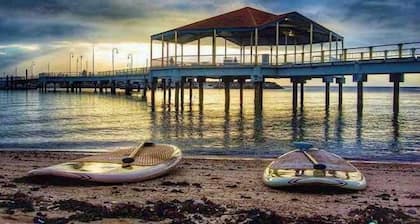 Chic Family Friendly 4BR Redcliffe Retreat & BBQ