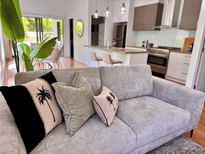 TV, offices - Chic Family Friendly 4BR Redcliffe Retreat & BBQ (Scarborough)