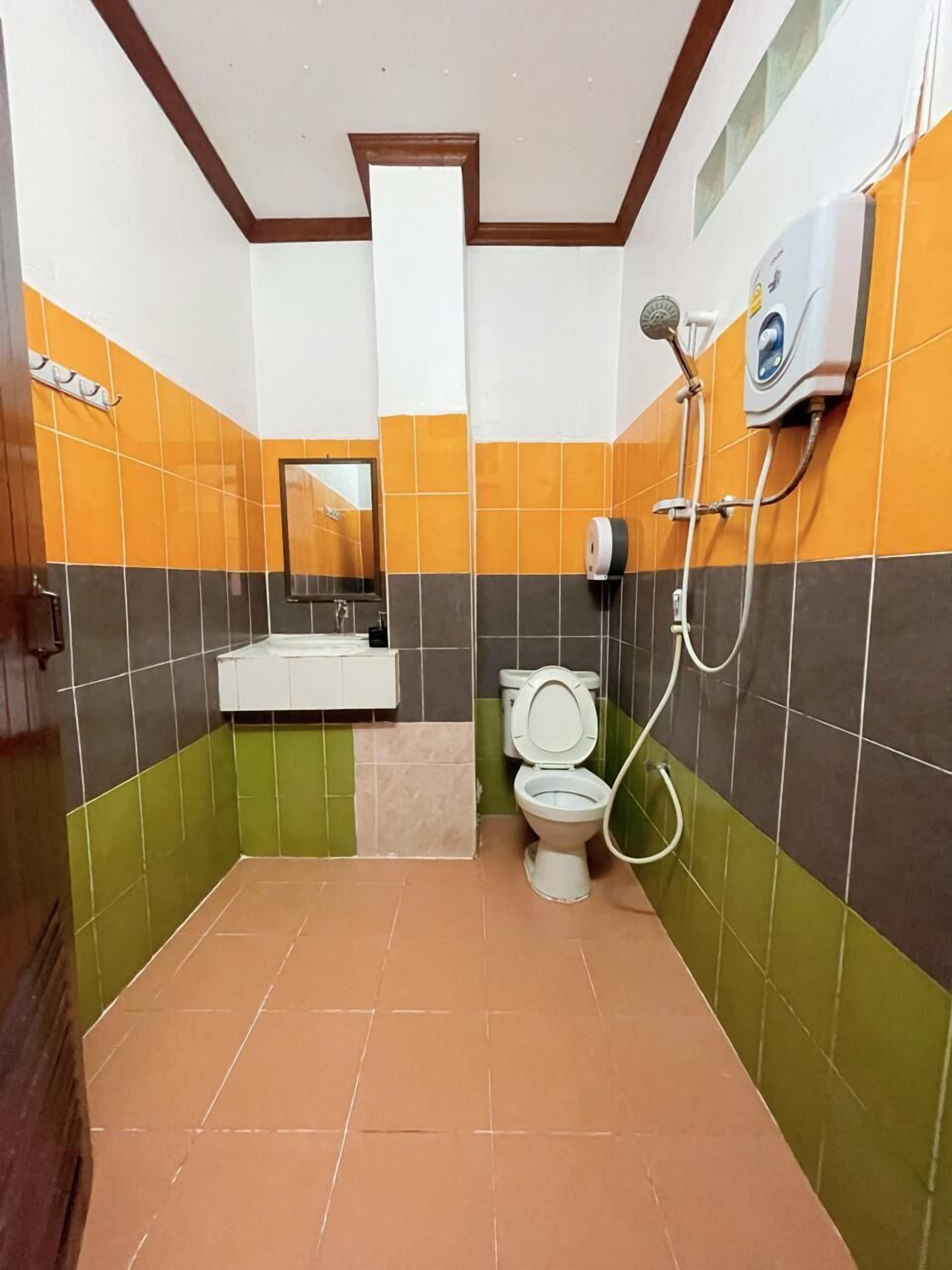 Un baño con inodoro, lavamanos y ducha.