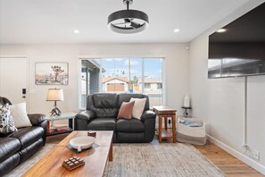 Smart TV, fireplace - The Palm House Tempe! (Tempe)