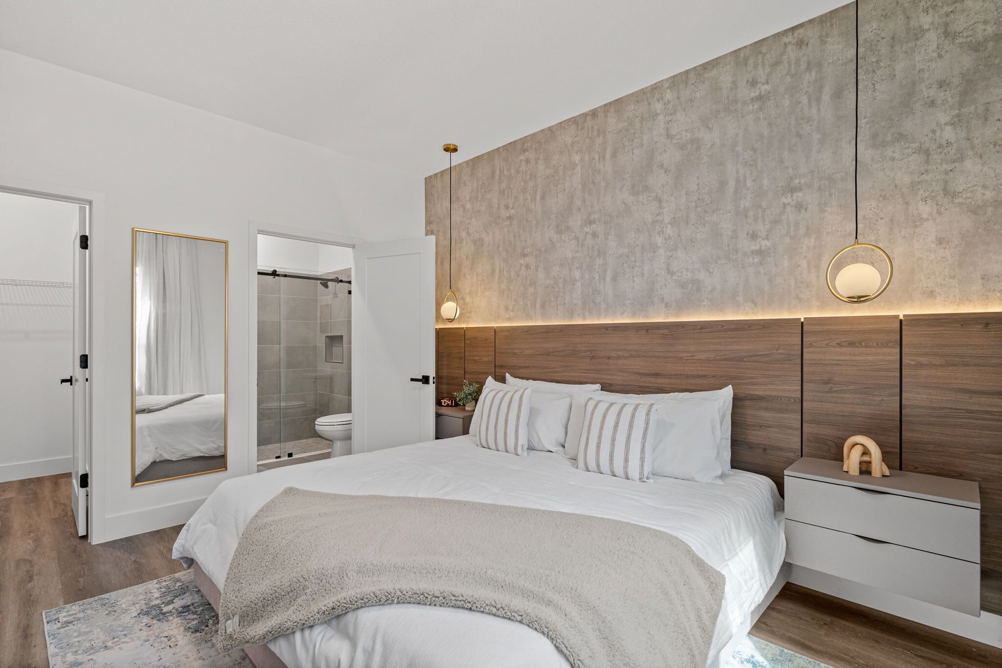 5 habitaciones, escritorio y tabla de planchar con plancha 