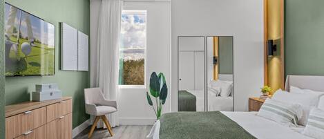 5 chambres, bureau, fer et planche à repasser, lit de bébé portatif